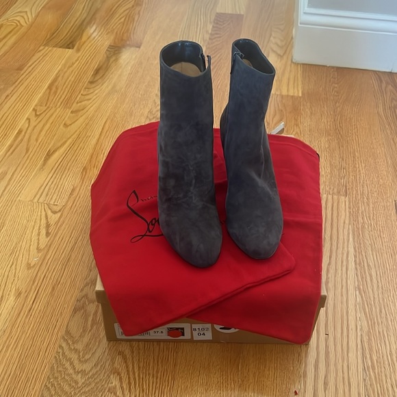 Louboutin Top 70 Veau Velour (Color: Fusain / Grey) - Picture 6 of 10